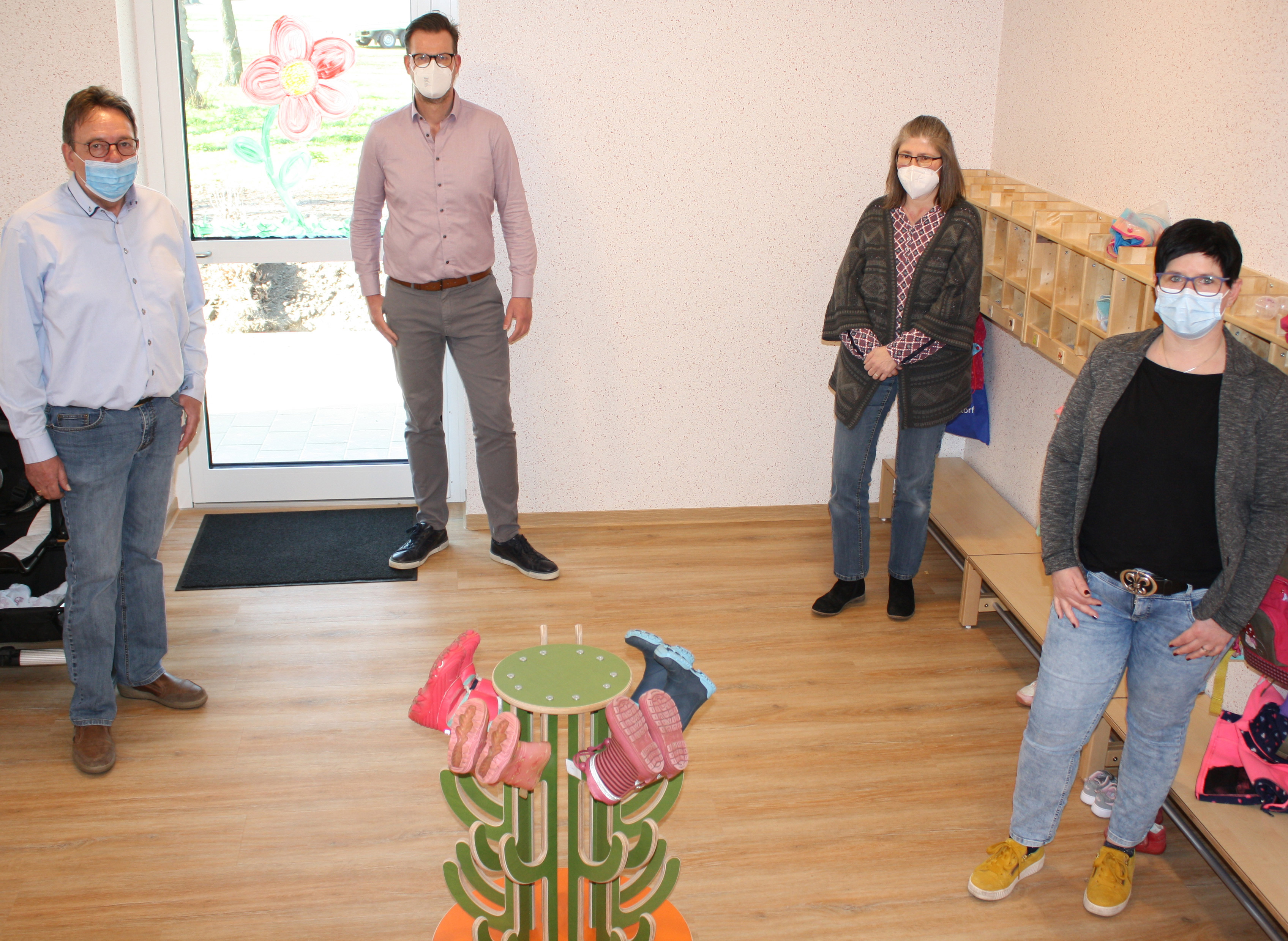 Vita-Haus-Team Vorstandsvorsitzender Freddy Evers, Geschäftsführer Reiner Meenken, KiTa-Leiterin Elisabeth Humburg und Pflegeeinrichtungsleiterin Sabrina Scholz (v.l.n.r.) freuen sich über den frischen Wind im Vita-Haus.