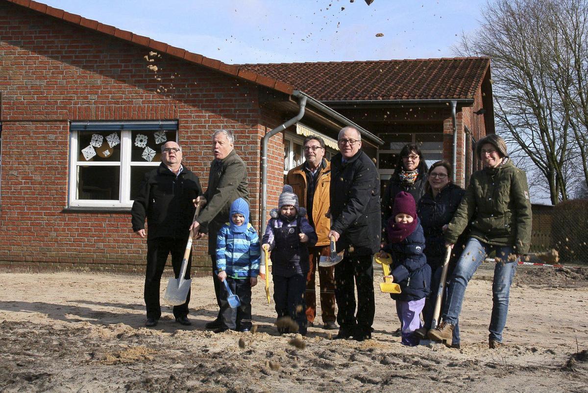 kreisblatt-kita-anbau-diepholz-01-03-17.jpg Vertreter der Stadt,des ASB mit der Architektin und drei Kindern der Kindertagesstätte "Rasselbande" beim Spatenstich für die neue Krippe "Rasselini".