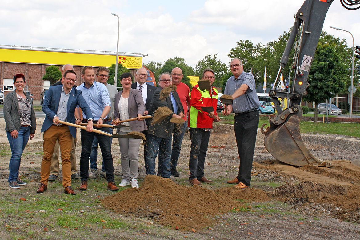 Vertreter der Stadt,des ASB mit der Architektin und drei Kindern der Kindertagesstätte "Rasselbande" beim Spatenstich für die neue Krippe "Rasselini".