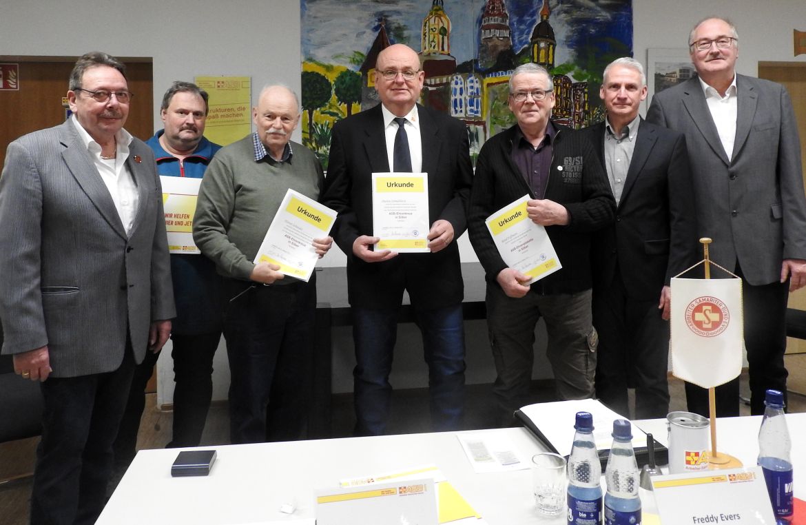 Vorstand u GF mit Geehrten... Evers, Scharmentke, Schneider, Schmidthorst, Hoffmann, Ach, Schwegmann (3).JPG